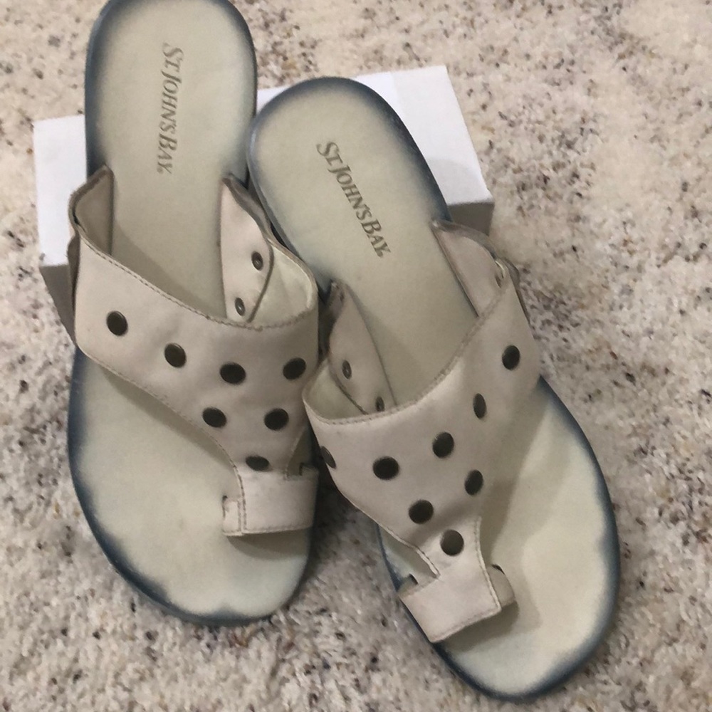 Flip-flops with toe loop. Size 8 1/2
